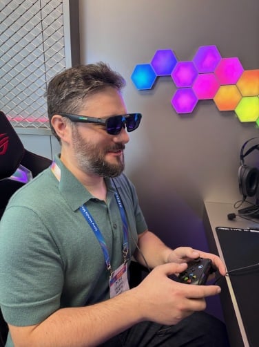 playing with the xreal rog r1 gaming glasses